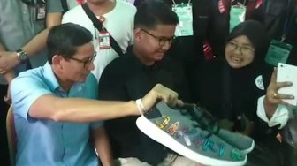 Sandiaga Sumbangkan Sneaker Barunya ke Emak-emak Relawan