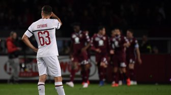 Ekspresi pemain depan AC Milan Patrick Cutrone usai timnya dikalahkan oleh Torino selama pertandingan sepak bola Serie A Italia antara Torino melawan AC Milan di Stadion Grande Torino, Turin, Italia, Senin (29/4) dini hari WIB. [MARCO BERTORELLO / AFP]