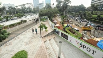 Pembangunan taman spot budaya di kawasan Dukuh Atas, Jakarta, Selasa (30/4). [Suara.com/Muhaimin A Untung]