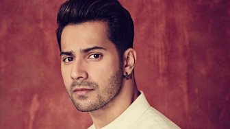 Manisnya Varun Dhawan Tuntun Nenek saat Nyoblos, Bikin Meleleh!