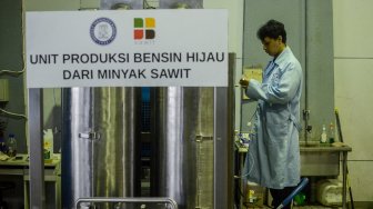 Pekerja menyelesaikan produksi bensin nabati dari minyak sawit di Laboratorium Tehnik Reaksi Kimia Institut Teknologi Bandung (ITB), Bandung, Jawa Barat, Selasa (30/4). [ANTARA FOTO/Raisan Al Farisi]