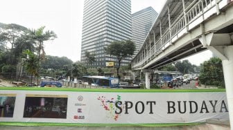 Pembangunan taman spot budaya di kawasan Dukuh Atas, Jakarta, Selasa (30/4). [Suara.com/Muhaimin A Untung]