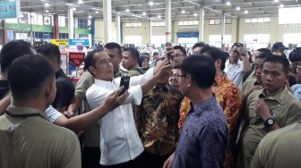 Jelang May Day, Jokowi Makan Siang di Kantin Pabrik Produksi Sepatu Nike