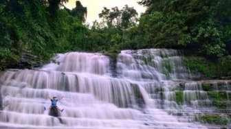 Batu Berundak Air Terjun Sarang Burung Jadi Spot Foto Keren Nih