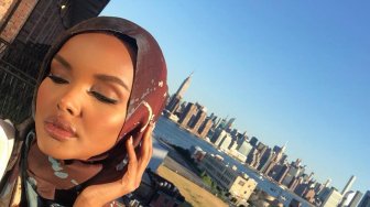 Halima Aden, Model Berhijab yang Tampil untuk Produk Kosmetik MAC