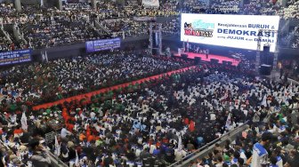 Ribuan pekerja dari konfederasi serikat pekerja Indonesia mendatangi Tennis Indoor Senayan, Jakarta Rabu (1/5). [Suara.com/Muhaimin A Untung]
