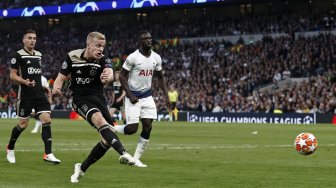 Gelandang Ajax Donny van de Beek menendang penalti dan mencetak gol pembuka selama pertandingan sepak bola leg pertama semifinal Liga Champions antara Tottenham Hotspur melawan  Ajax di Stadion Tottenham Hotspur, London, Inggris, Rabu (1/5) dini hari WIB. [Adrian DENNIS / AFP]