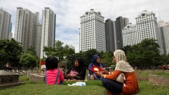 Warga berziarah kubur di Tempat Pemakaman Umum Karet Tengsin, Jakarta, Rabu (1/5). [Suara.com/Arief Hermawan P]
