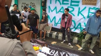 May Day di Surabaya, Pihak Keamanan Bubarkan Massa Berbendera Merah-Hitam