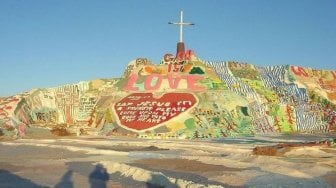 Instagramable, Warna Cerah Hiasi Tiap Sudut Salvation Mountain