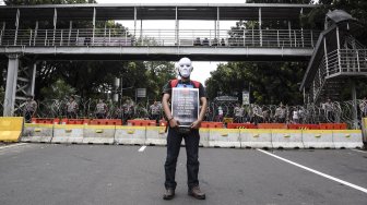 Sejumlah Jurnalis yang tergabung dalam Aliansi Jurnalis Independen (AJI) melakukan aksi pada saat peringatan Hari Buruh Internasional (Mayday) di depan Patung Kuba, Jakarta, Rabu (1/5). [ANTARA FOTO/Muhammad Adimaja]
