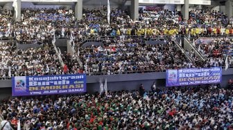 Ribuan pekerja dari konfederasi serikat pekerja Indonesia mendatangi Tennis Indoor Senayan, Jakarta Rabu (1/5). [Suara.com/Muhaimin A Untung]
