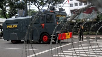 Aparat Kepolisian dilengkapi kendaraan taktis berjaga di kawasan Monas, Jakarta, Rabu (1/5). [Suara.com/Arief Hermawan p]