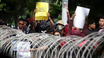 Buruh dari berbagai serikat pekerja melakukan aksi saat peringatan Hari Buruh (May Day) di Kawasan Patung Kuda, Jakarta, Rabu (1/5). [Suara.com/Arief Hermawan P]