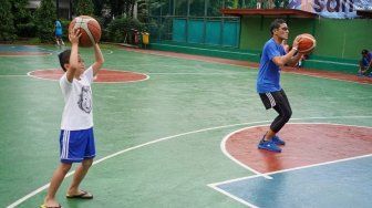 Sebelum ke Padang, Sandiaga Main Basket dengan Sulaiman di Hari Buruh