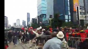 Aksi May Day Sempat Ricuh dekat Bundaran HI, Pagar Pembatas Jalan Roboh