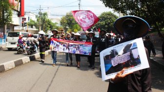 May Day, Massa Serukan Pemenuhan Hak Ribuan Pekerja yang Di-PHK Freeport