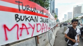 Pembatas Jalan Dicoret-coret oleh Massa Aksi May Day