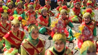 Pelajar melakukan aktifitas kreatif dan kesenian saat Gebyar Pendidikan 2019 di Lapangan Silang Monas, Kamis (2/5).[Suara.com/Muhaimin A Untung]