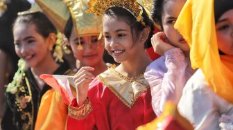 Sejumlah siswa mengikuti upacara bendera peringatan Hari Pendidikan Nasional di Lapangan Silang Monas, Jakarta, Kamis (2/5). [Suara.com/Muhaimin A Untung]