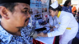 Pelajar melakukan aktifitas kreatif dan kesenian saat Gebyar Pendidikan 2019 di Lapangan Silang Monas, Kamis (2/5).[Suara.com/Muhaimin A Untung]