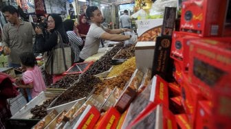 Pembeli memilih kurma di Pasar Tanah Abang, Jakarta Pusat, Kamis (2/5). [Suara.con/Arief Hermawan P]
