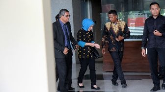 Direktur Utama PT Pertamina (Persero) Nicke Widyawati (berkerudung biru) meninggalkan gedung KPK usai menjalani pemeriksaan di Jakarta, Kamis (2/5). [Suara.com/Arief Hermawan P]