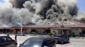 Polres Lampung Selatan Terbakar, Api Berkobar dan Asap Pekat Mengepul