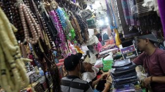 Calon pembeli memilih perlengkapan ibadah di pasar Tanah Abang, Jakarta, Kamis (2/5). [Suara.com/Arief Hermawan P]
