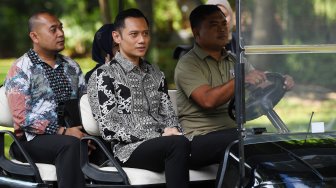 Komandan Komando Satuan Tugas Bersama (Kogasma) Partai Demokrat Agus Harimurti Yudhoyono (AHY) (kedua kiri) menumpang kendaraan khusus untuk bertemu Presiden Joko Widodo di Istana Merdeka, Jakarta, Kamis (2/5). [ANTARA FOTO/Wahyu Putro A]