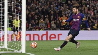 Pemain depan Barcelona Lionel Messi mencetak gol selama pertandingan leg pertama semifinal Liga Champions antara Barcelona melawan Liverpool di Stadion Camp Nou, Barcelona, Spanyol, Kamis (2/5) dini hari WIB. [GEN LLUIS / AFP]