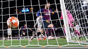 Pemain depan Barcelona Lionel Messi merayakan golnya setelah mencetak gol ketiga timnya selama pertandingan leg pertama semifinal Liga Champions antara Barcelona melawan Liverpool di Stadion Camp Nou, Barcelona, Spanyol, Kamis (2/5) dini hari WIB. [JAVIER SORIANO / AFP]
