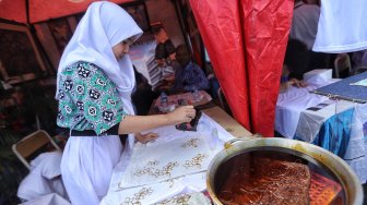 Pelajar melakukan aktifitas kreatif dan kesenian saat Gebyar Pendidikan 2019 di Lapangan Silang Monas, Kamis (2/5).[Suara.com/Muhaimin A Untung]