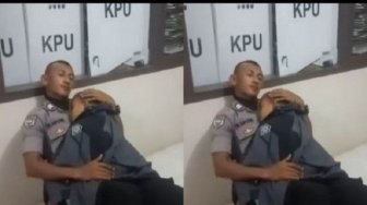 Polisi Ini Gendong Anak Saat Bertugas. Kisahnya Mengharukan! 