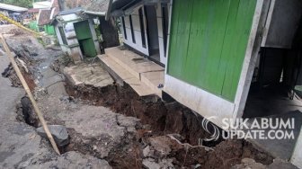 Belasan Rumah di Sukabumi Rusak Akibat Tanah Bergerak