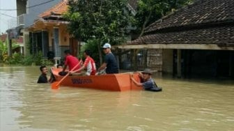 Saat Bagikan Bantuan, Pelajar SMP Tewas Terseret Arus Banjir Kali Lamong