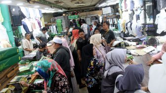 Calon pembeli memilih perlengkapan ibadah di pasar Tanah Abang, Jakarta, Kamis (2/5). [Suara.com/Arief Hermawan P]
