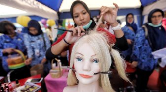 Pelajar melakukan aktifitas kreatif dan kesenian saat Gebyar Pendidikan 2019 di Lapangan Silang Monas, Kamis (2/5).[Suara.com/Muhaimin A Untung]