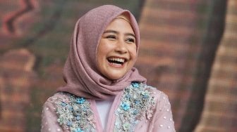 Artis Prilly Latuconsina berpose saat acara launching web series Negeri 5 Menara di Menara Telkomsel, Jakarta, Kamis (2/5). [Suara.com/Muhaimin A Untung]