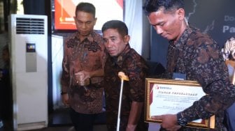 Suasana santunan kepada keluarga panwaslu yang meninggal saat melaksanakan tugasnya menyelenggarakan Pemilu 2019 di Kantor Bawaslu, Jakarta Pusat, Kamis (2/5). [Suara.com/Oke Atmaja]