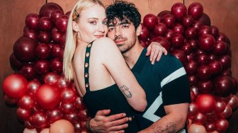 Sophie Turner Tampil Perdana di Vogue China, Joe Jonas Beri Komentar Manis