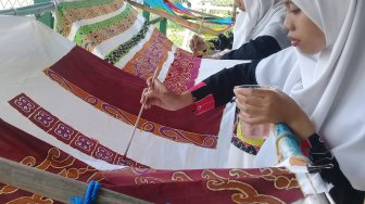 Keren Banget, Siswa SMA Di Majenang Bikin Seragam Batik Sendiri!