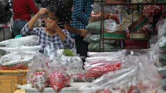 Pedagang merapihkan bunga di Pasar Rawa Belong, Jakarta, Jumat (3/5). [Suara.com/Arief Hermawan P]
