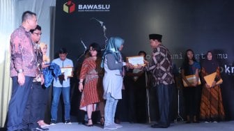 Bawaslu Berikan Santunan Untuk Pejuang Demokrasi