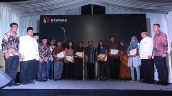 Suasana santunan kepada keluarga panwaslu yang meninggal saat melaksanakan tugasnya menyelenggarakan Pemilu 2019 di Kantor Bawaslu, Jakarta Pusat, Kamis (2/5). [Suara.com/Oke Atmaja]