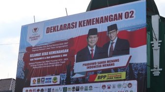 Relawan Tumpengan, Ada Baliho Prabowo - Sandiaga Presiden Wapres 2019-2024