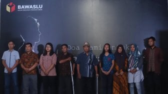 Suasana santunan kepada keluarga panwaslu yang meninggal saat melaksanakan tugasnya menyelenggarakan Pemilu 2019 di Kantor Bawaslu, Jakarta Pusat, Kamis (2/5). [Suara.com/Oke Atmaja]