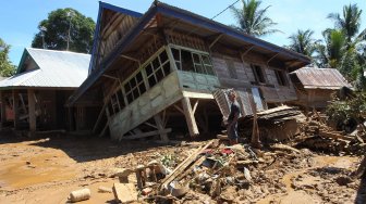 Warga melihat rumah yang ambruk karena diterjang banjir bandang di Desa Genting, Kecamatan Bang Haji, Bengkulu Tengah, Kamis (2/05/2019). Pasca banjir bandang pada Jumat (26/04). [ANTARA FOTO/David Muharmansyah]