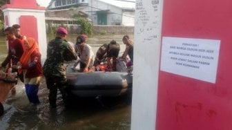 TNI-Polri Terjunkan 100 Personel di Area Bencana Banjir Gresik