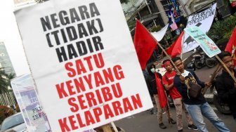 Massa yang tergabung dalam Liga Mahasiswa Nasional untuk Demokrasi (LMND) berunjuk rasa di depan kantor Kementerian Riset, Teknologi dan Pendidikan Tinggi (Kemenristek Dikti) Gedung D, Jalan Pintu I Senayan, Jakarta, Jumat (3/5).[Suara.com/Arief Hermawan P]